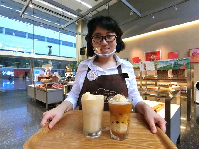 位在台中市政府惠中樓1樓的「瑪利MAMA‧手作麵包」庇護商店,以天然食材料理的冰沙,讓消費者喝到幸福滋味。(盧金足攝) 位在台中市政府惠中樓1樓的「瑪利MAMA‧手作麵包」庇護商店,以天然食材料理的冰沙,讓消費者喝到幸福滋味。(盧金足攝)