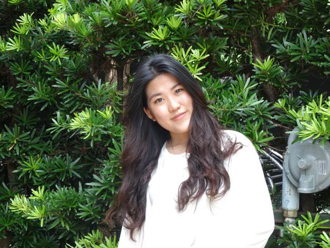 台中華盛頓中學國際部高二學生潘妍希,外表酷似YouTuber「這群人」中的木星,多次參與社團公益活動,是愛心滿溢的美少女。(馮惠宜攝) 台中華盛頓中學國際部高二學生潘妍希,外表酷似YouTuber「這群人」中的木星,多次參與社團公益活動,是愛心滿溢的美少女。(馮惠宜攝)