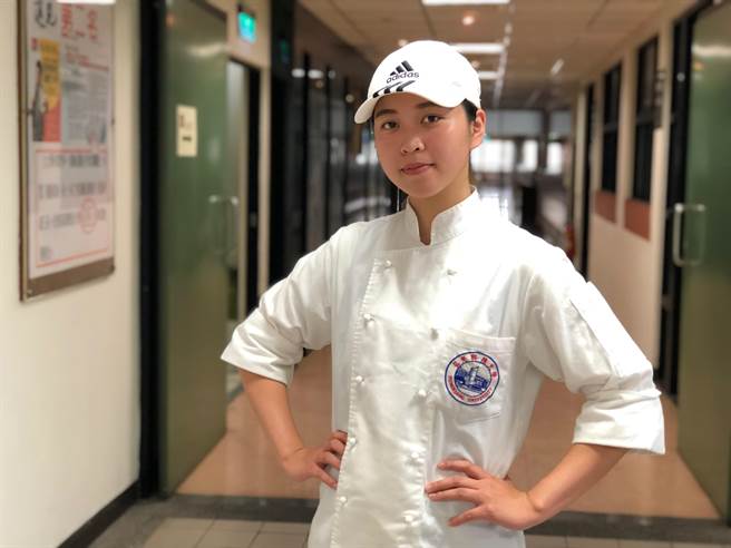 柯律竹熱愛服務客人,總是笑臉迎人,叫她微笑大使一點都不為過。(陳淑娥攝) 柯律竹熱愛服務客人,總是笑臉迎人,叫她微笑大使一點都不為過。(陳淑娥攝)