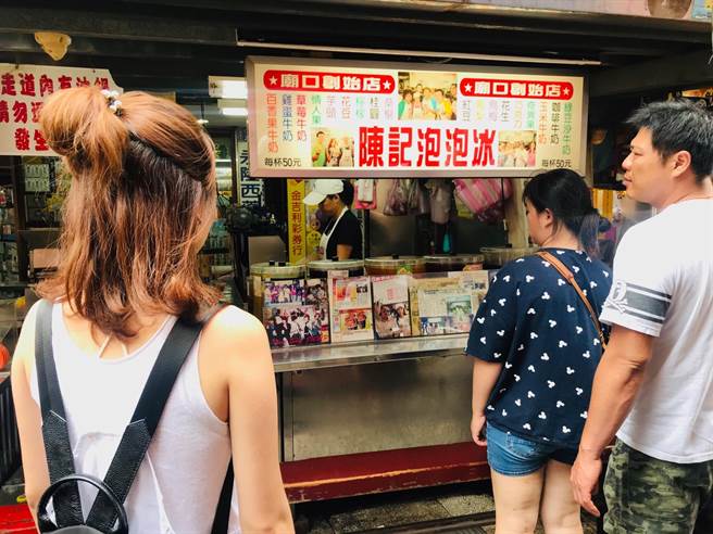 座落在基隆廟口夜市的「陳記泡泡冰」,經營43年,最早泡泡冰一杯7元,是許多基隆人從小到大的美味回憶。(張穎齊攝) 座落在基隆廟口夜市的「陳記泡泡冰」,經營43年,最早泡泡冰一杯7元,是許多基隆人從小到大的美味回憶。(張穎齊攝)