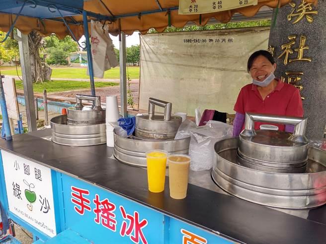 台南柳營小腳腿綠豆沙已經有50多年歷史,是在地人夏天消暑的清涼首選,古早味手搖冰有綠豆沙、百香果2種口味,都是手工自製真材實料。(莊曜聰攝) 台南柳營小腳腿綠豆沙已經有50多年歷史,是在地人夏天消暑的清涼首選,古早味手搖冰有綠豆沙、百香果2種口味,都是手工自製真材實料。(莊曜聰攝)
