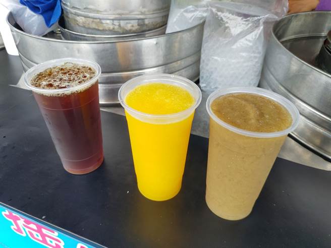台南柳營小腳腿綠豆沙的冰沙有百香果、綠豆沙2種口味,都是手工現做,僅用台糖二砂調味,消暑爽口不甜膩。(莊曜聰攝) 台南柳營小腳腿綠豆沙的冰沙有百香果、綠豆沙2種口味,都是手工現做,僅用台糖二砂調味,消暑爽口不甜膩。(莊曜聰攝)