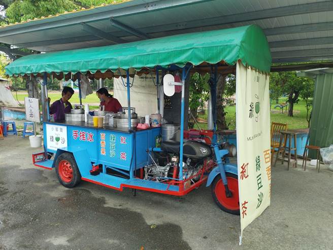 台南柳營小腳腿綠豆沙已經有50多年歷史,是在地人夏天消暑的清涼首選,古早味手搖冰有綠豆沙、百香果2種口味,都是手工自製真材實料。(莊曜聰攝) 台南柳營小腳腿綠豆沙已經有50多年歷史,是在地人夏天消暑的清涼首選,古早味手搖冰有綠豆沙、百香果2種口味,都是手工自製真材實料。(莊曜聰攝)