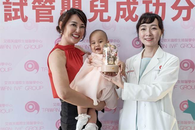 演員李沛綾(左)在艾微芙國際生殖醫學中心做試管嬰兒,生下女兒Venus滿周歲,在艾微芙做分享圓夢的喜悅。(羅浚濱攝) image