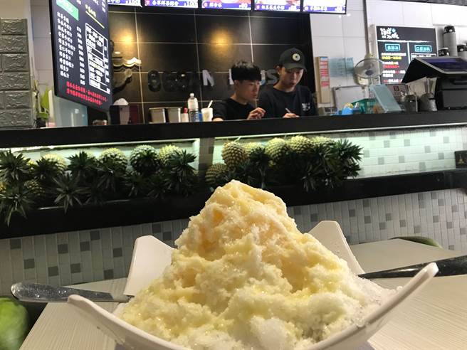 位在新竹市清大夜市的「海洋冰城」自助式剉冰,加上煉乳後風味更佳。(陳育賢攝) image