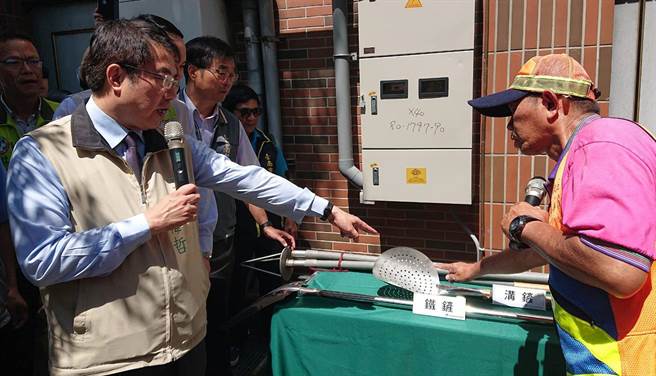 現場展示清溝機具如鐵鏟、溝鏟等,大部分工具由清潔隊同仁因地制宜自行研發。(張毓翎翻攝) image