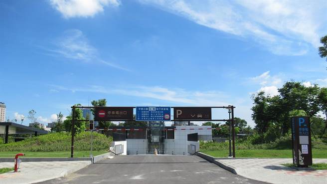 台南市政府在平實公園地下興建的「平實公園地下停車場」將於6月20日至30日開放免費試停。(張毓翎翻攝) image