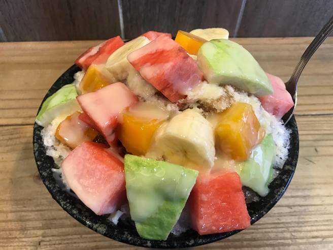 新竹市冰斗古早味剉冰的水果牛奶冰,水果與搭配的色彩均相當豐富。(陳育賢攝) image