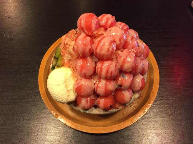 招牌「小丸子涼西瓜」挖出西瓜冰球層層堆疊,製作成日本卡通人物「小丸子」形狀,吸睛造型相當受歡迎。(譚宇哲攝) 招牌「小丸子涼西瓜」挖出西瓜冰球層層堆疊,製作成日本卡通人物「小丸子」形狀,吸睛造型相當受歡迎。(譚宇哲攝)