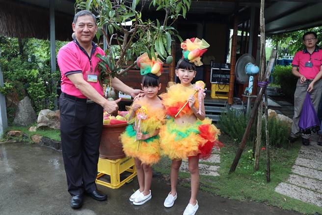 台南國際芒果節「大內Fun光芒」將於6月30日展開,報名芒果仙子創意走秀大賽即送折疊雙肩背包,還有豐富獎項。(劉秀芬攝) 台南國際芒果節「大內Fun光芒」將於6月30日展開,報名芒果仙子創意走秀大賽即送折疊雙肩背包,還有豐富獎項。(劉秀芬攝)