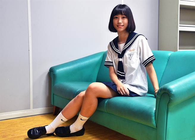 台東高商畢業的呂培郁,將成為台北商業大學新鮮人。(莊哲權攝) 台東高商畢業的呂培郁,將成為台北商業大學新鮮人。(莊哲權攝)