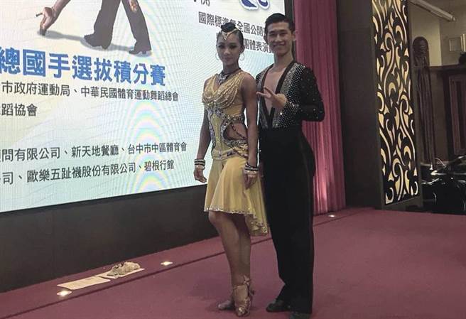 能仁家商表演藝術科二年級學生王靖琳從國小開始學習國標舞,參加過國內外各項賽事,獲獎無數,去年取得國標舞國手資格。(葉書宏翻攝) 能仁家商表演藝術科二年級學生王靖琳從國小開始學習國標舞,參加過國內外各項賽事,獲獎無數,去年取得國標舞國手資格。(葉書宏翻攝)