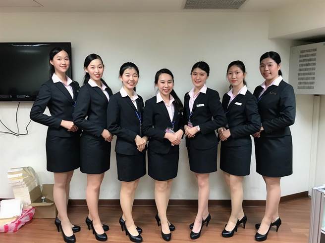 致理科技大學五專部會計資訊科3年級的張詠昕(右三)從國標舞轉戰親善大使。(張詠昕提供) 致理科技大學五專部會計資訊科3年級的張詠昕(右三)從國標舞轉戰親善大使。(張詠昕提供)