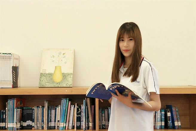 泰山高中吳亞倢平常喜歡翻閱英文雜誌,培養語文能力。(泰山高中提供) 泰山高中吳亞倢平常喜歡翻閱英文雜誌,培養語文能力。(泰山高中提供)