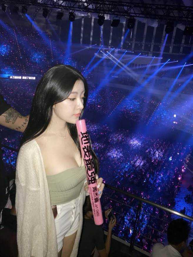 輔大運管系黃冠潔以一張觀賞周杰倫演唱會時的性感側身照爆紅,現在臉書、IG更高達數十萬粉絲,成為知名網紅女神。(圖片翻攝自黃冠潔臉書) 輔大運管系黃冠潔以一張觀賞周杰倫演唱會時的性感側身照爆紅,現在臉書、IG更高達數十萬粉絲,成為知名網紅女神。(圖片翻攝自黃冠潔臉書)