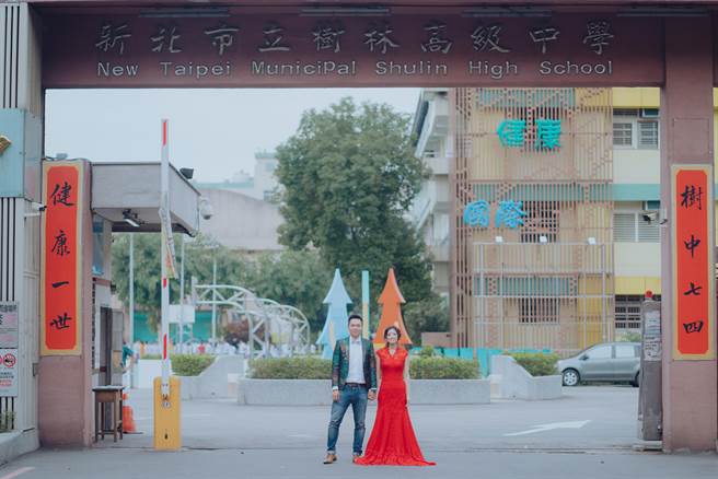 樹林高中輔導老師黃珮鈞擁有一張甜美臉蛋,去年和同校英文教師沈文結婚,受到校內師生祝福,成為人人稱羨的一段佳話。(黃珮鈞提供) 樹林高中輔導老師黃珮鈞擁有一張甜美臉蛋,去年和同校英文教師沈文結婚,受到校內師生祝福,成為人人稱羨的一段佳話。(黃珮鈞提供)