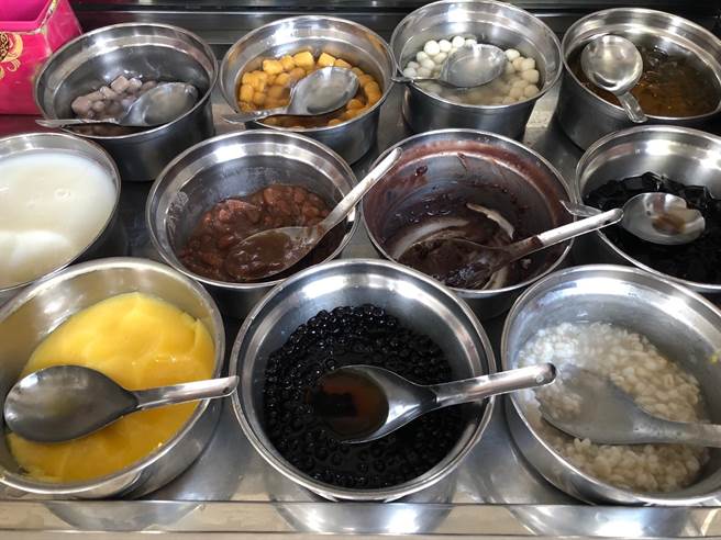 10餘種店家自製的好吃配料,讓顧客有多樣的選擇。(李金生攝) 10餘種店家自製的好吃配料,讓顧客有多樣的選擇。(李金生攝)