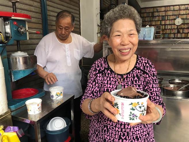 掌店阿嬤笑容可掬,歡迎慕名來訪的顧客。(李金生攝) 掌店阿嬤笑容可掬,歡迎慕名來訪的顧客。(李金生攝)