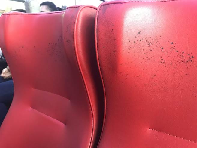 北市最新一期公車評鑑台北客運榮獲優等,但北市議員王浩接獲民眾陳情,台北客運綠1路公車坐椅有霉斑,公車評鑑公信度令人質疑。(議員王浩研究室提供) 北市最新一期公車評鑑台北客運榮獲優等,但北市議員王浩接獲民眾陳情,台北客運綠1路公車坐椅有霉斑,公車評鑑公信度令人質疑。(議員王浩研究室提供)