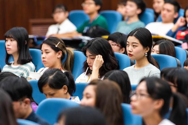 桃園市政府勞動局舉辦大專青年公部門暑期工讀,提供400個名額,1日在市府舉辦職前說明會。(賴佑維攝) 桃園市政府勞動局舉辦大專青年公部門暑期工讀,提供400個名額,1日在市府舉辦職前說明會。(賴佑維攝)