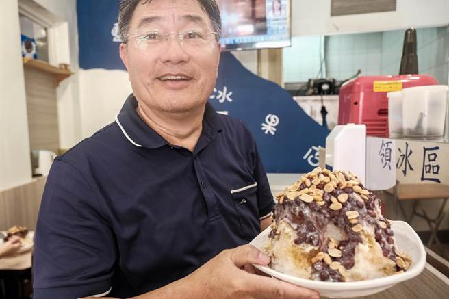 57歲楊元松從國中到現在,最喜歡吃藍星冰果店的紅豆花生牛奶剉冰。(羅浚濱攝) image