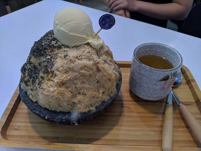 花生神魔術冰,撒上滿滿麵茶、芝麻,上方再加上一球香濃冰淇淋,用看的都覺得清涼到底。(許家寧攝) 花生神魔術冰,撒上滿滿麵茶、芝麻,上方再加上一球香濃冰淇淋,用看的都覺得清涼到底。(許家寧攝)