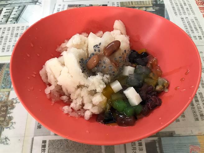 慶豐冰果室招牌「大合冰」豪邁加入14種配料,搭配蔗糖清冰,價格只要60元,十足的銅板美食。(張祈攝) 慶豐冰果室招牌「大合冰」豪邁加入14種配料,搭配蔗糖清冰,價格只要60元,十足的銅板美食。(張祈攝)