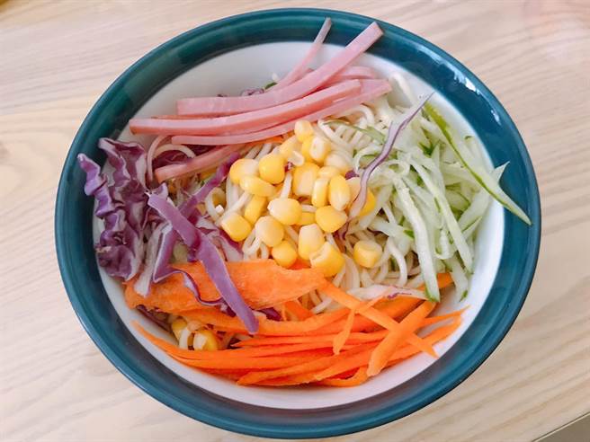 馬家牛肉麵的招牌涼麵香而不膩,配料多元,清爽好入口。(莊旻靜攝) image