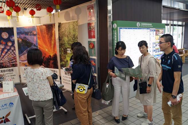 出入上毛高原車站的日本人參觀「Friendship Box友誼交享閱」台南特展。(市府提供) image