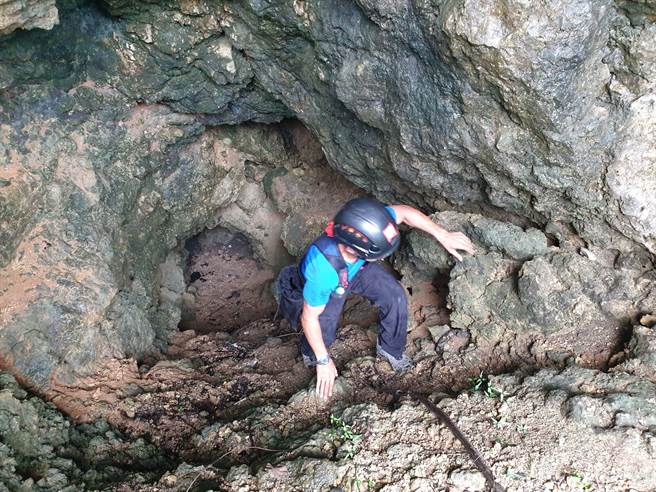 天威古道全長5公里,但能一次飽覽山海景緻,需具備攀爬、涉水等基本體能,相當刺激好玩。(袁庭堯攝) 天威古道全長5公里,但能一次飽覽山海景緻,需具備攀爬、涉水等基本體能,相當刺激好玩。(袁庭堯攝)