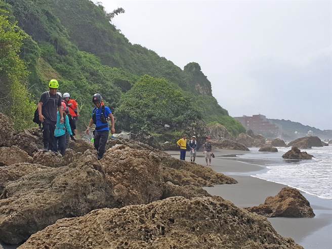 天威古道全長5公里,但能一次飽覽山海景緻,需具備攀爬、涉水等基本體能,相當刺激好玩。(袁庭堯攝) 天威古道全長5公里,但能一次飽覽山海景緻,需具備攀爬、涉水等基本體能,相當刺激好玩。(袁庭堯攝)