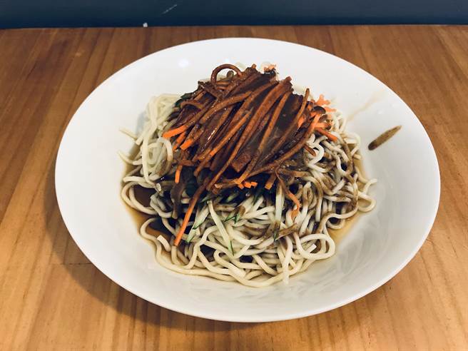 最原味的雙喜涼麵只有麵條、紅蘿蔔絲、小黃瓜絲,淋上麻醬就上桌。(林宏聰攝) image