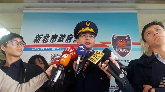 蘆洲分局三民派出所所長利建德14日說明偵辦情形,強調已依法將林男及打人的2名網友送辦,另協助遭家暴的妻兒到親友家安置。(吳岳修攝) image