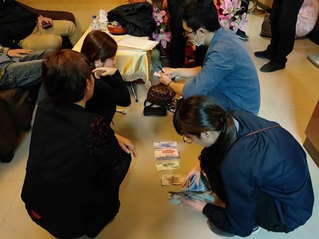 台南市專勤隊日前在新市、永康、善化查獲越南養生館從事色情交易。(李其樺翻攝) image