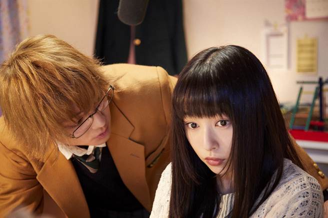 「岡山奇蹟美少女」櫻井日奈子(右)面對帥哥怕被聽到心跳聲。(采昌國際提供) image