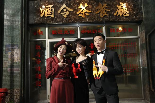 蔡依林、吳君如、鄭愷及全部演員一起跟觀眾拜年。(索尼音樂提供) image
