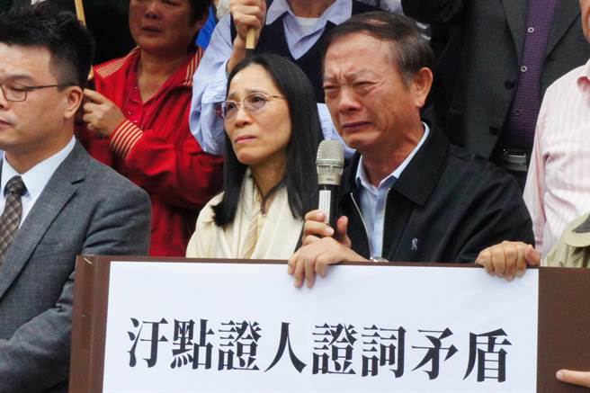 前北科大教授王隆昌(右一)聲淚俱下喊冤,表示與汙點證人完全不認識,卻因此判罪。(張孝義攝) image