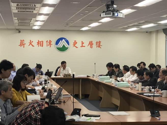 環保署召開興達電廠環評第三次專案小組會議,決定要台電補件再審。(王思慧攝) image