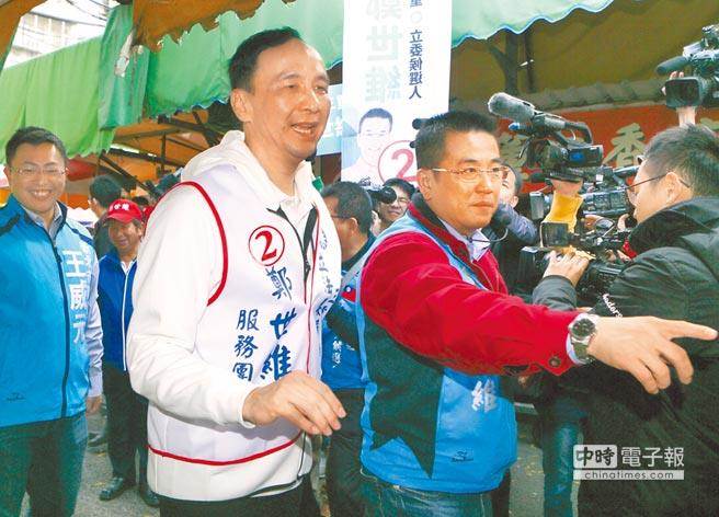 前新北市長朱立倫(左)1日陪三重區立委補選候選人鄭世維(右)到力行市場拜票,朱再次強調「國民黨過去從來沒有二階段徵召做法」,會當成是對他的一種激勵。(張鎧乙攝) image