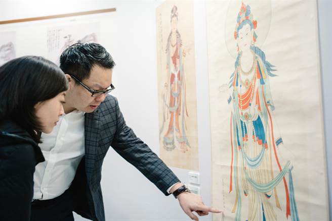 華人首位藝術鑑定學博士葉國新(右),以《真偽藝術鑑賞展》公開鑑賞書畫藝術品的基本知識。(郭吉銓攝) image