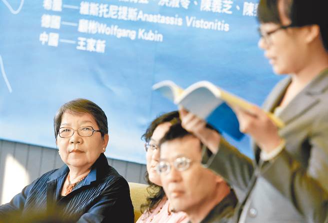詩正以各種不同的風貌,融入現代人的生活。圖為一場詩歌節中,詩人席慕蓉(左)聆聽讀者朗讀詩歌。(本報資料照片) image