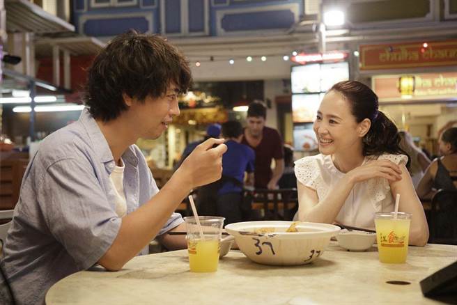 齋藤工(左)與松田聖子首次合演《情牽拉麵茶》,默契十足。(車庫娛樂提供) image