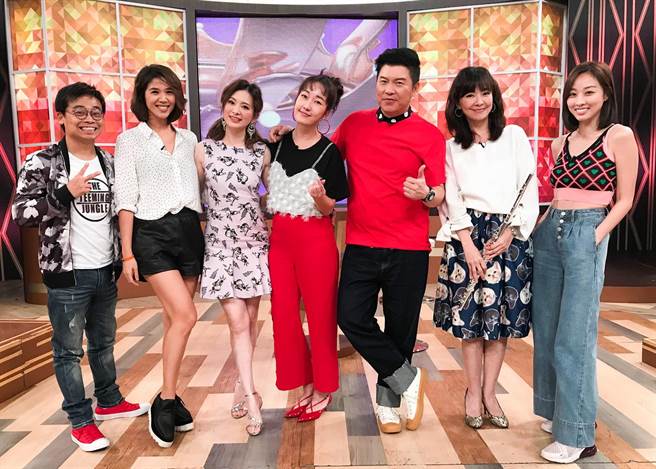 劉真、郭昱晴、夏語心、張心妍及阿松等藝人上《一袋女王》。(衛視中文台提供) image
