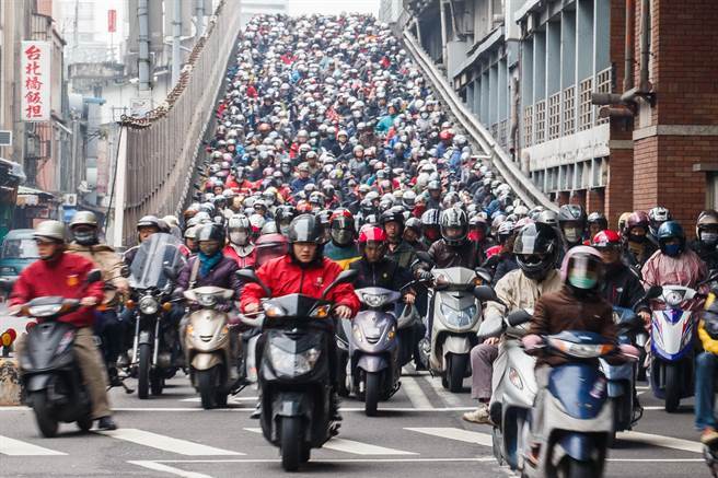 台灣土地雖小,但機車密度卻相當高。圖為新北市三重區進入台北市的台北橋。(資料照,杜宜諳攝) image