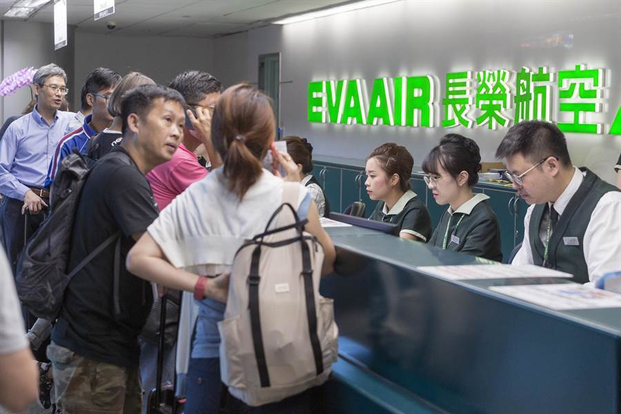 桃園機場長榮櫃台開始安排旅客排隊動線,地勤人員疲於奔命,處理旅客簽轉及退票事宜。(陳麒全攝) image