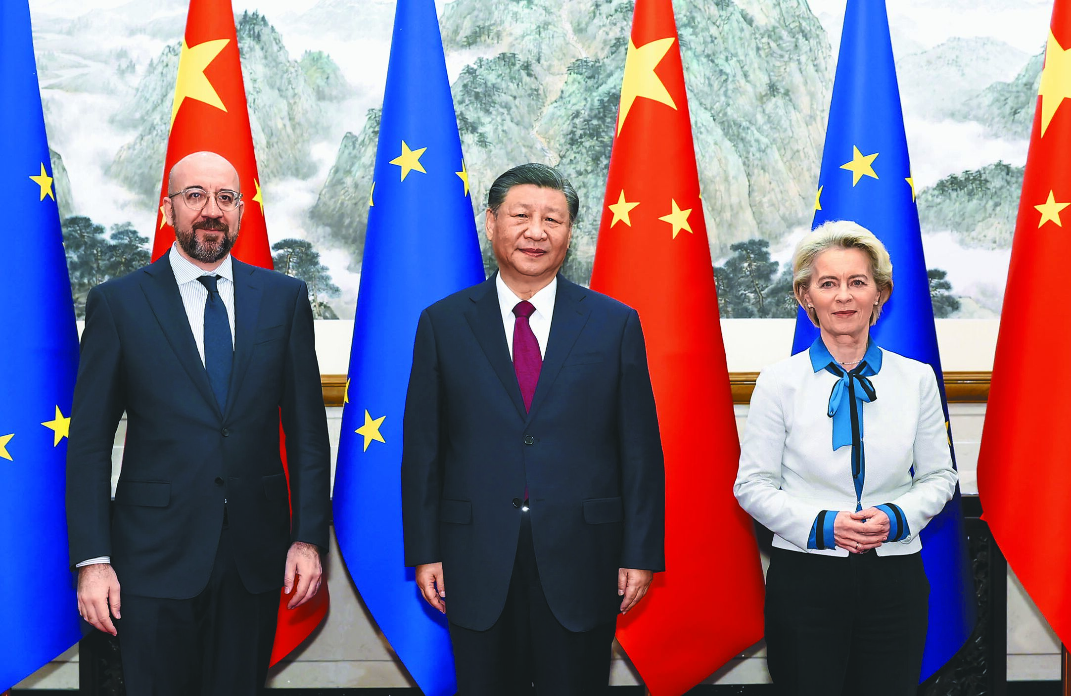 歐洲議會13日通過《對中關係報告》,指中國是歐盟的競爭者和制度性對手。圖為大陸國家主席習近平(中)7日在北京會見歐洲理事會主席米歇爾(左)、歐盟執委會主席范德賴恩(右)。(新華社) image