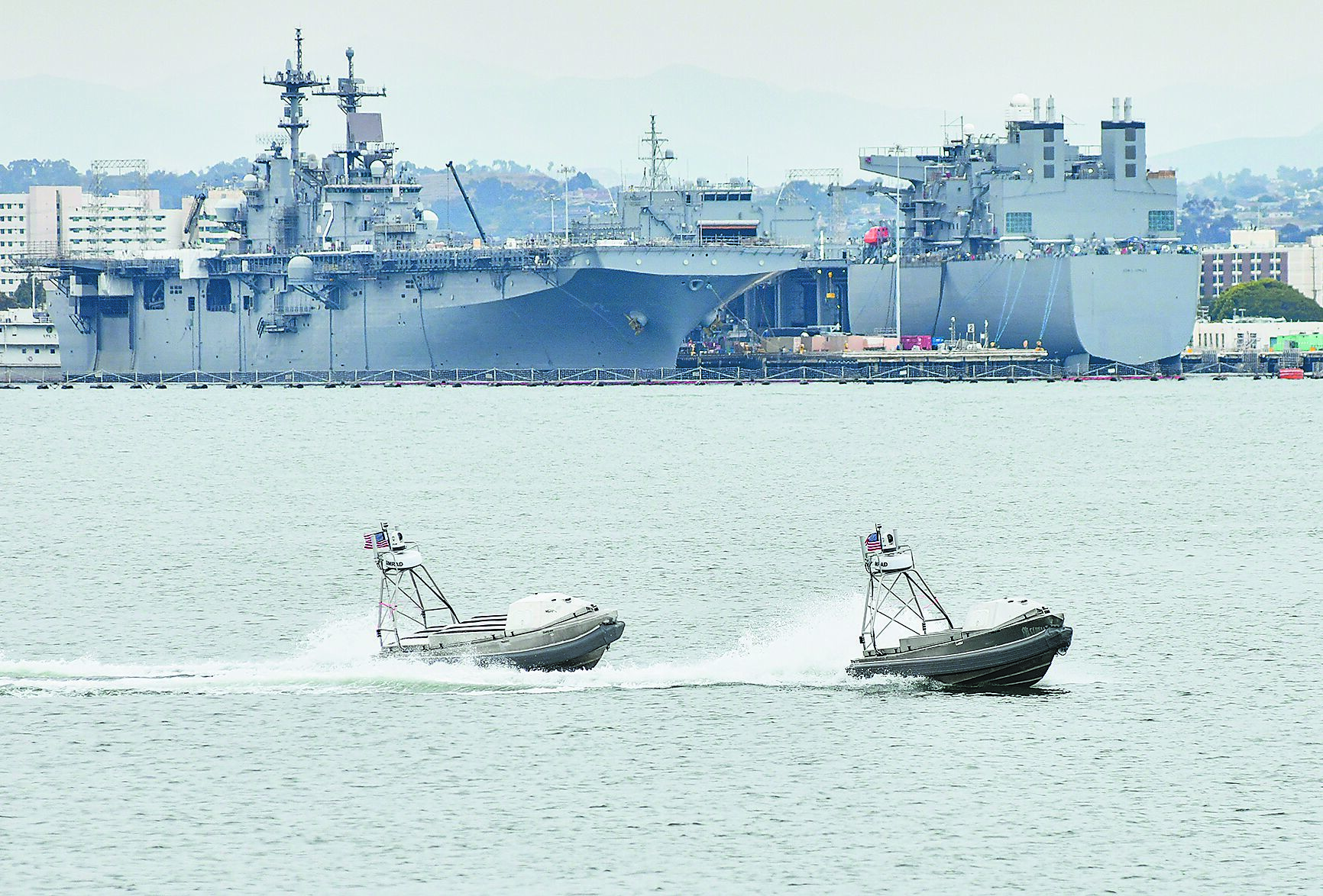 美國海軍實驗中的「地獄獵犬」(Hell Hounds)自主偵察艇(Global Autonomous Reconnaissance Craft,GARC),可能為美國打造「蜂群戰術」的原型。(摘自美國海軍官網) image