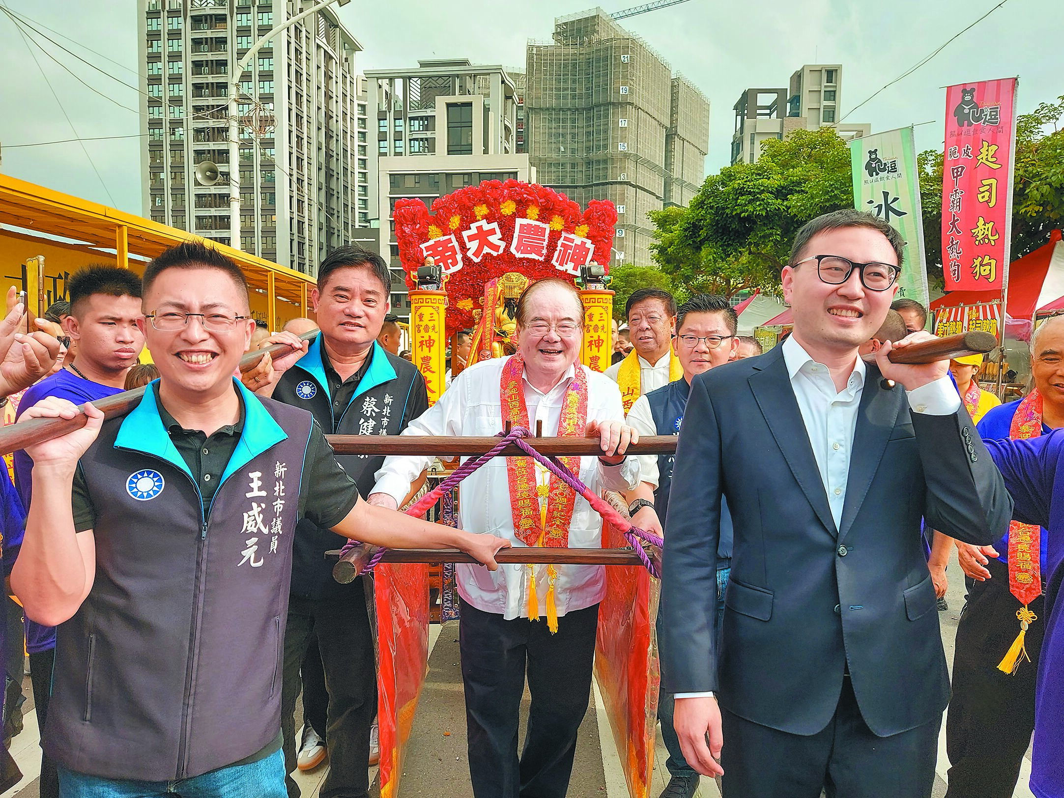 大陸山西高平炎帝祖廟文化參訪團5月31日抵台,三重先嗇宮董事長李乾龍(後排中)與國民黨立委廖先翔,新北市議員黃心華、蔡健棠、王威元等人迎神尊,前往先嗇宮。(張鎧乙攝) image