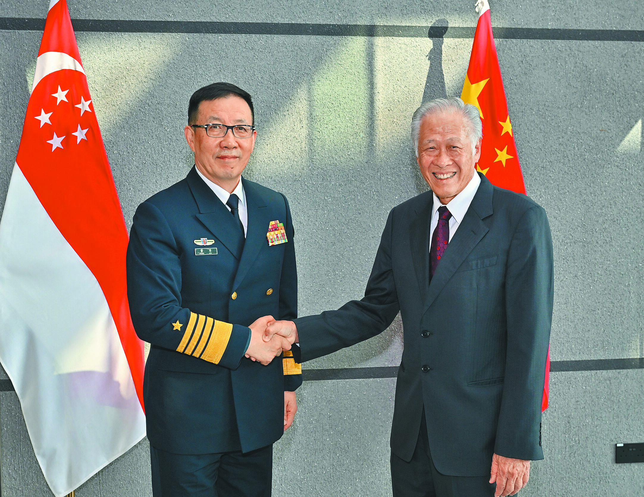 澳洲、英國、馬來西亞、紐西蘭和新加坡的防長在香會的場邊協商「五國團結」年度軍演。圖為新加坡防長黃永宏(右)5月30日與到訪的中國防長董軍(左)共同主持第三屆新加坡-中國防長對話。(摘自黃永宏社群媒體X) image