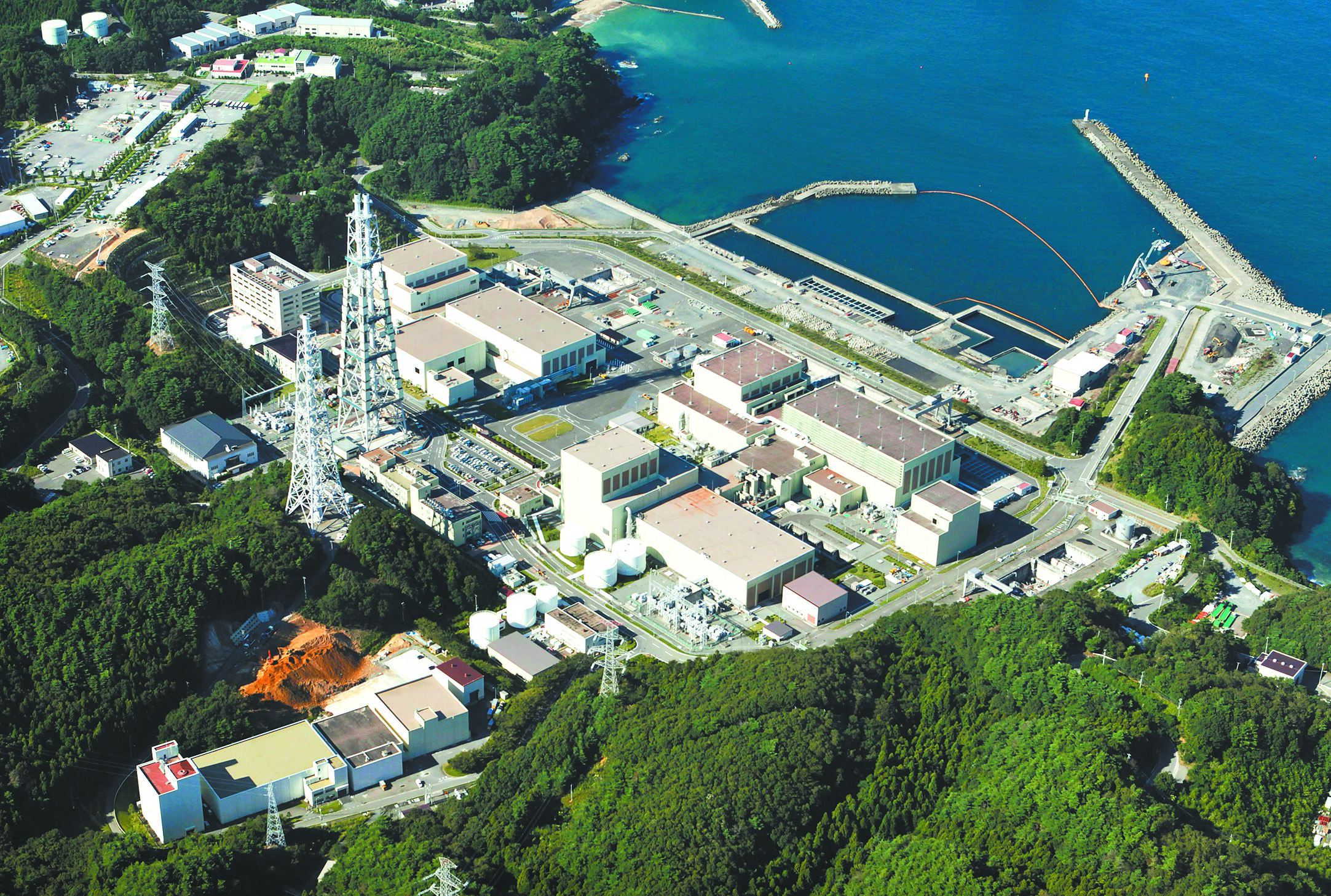 日本東北電力公司3日宣布,已裝填女川核電廠2號機組的燃料棒,預定於今年11月重啟機組。(路透) image
